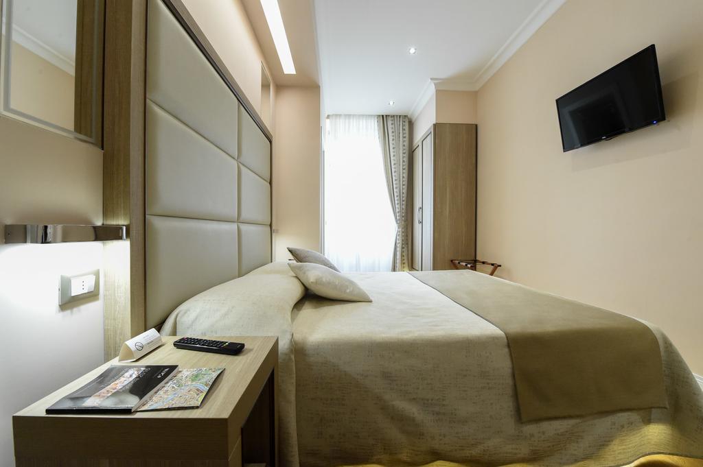 Domus Clara Hotel Rome Exterior photo