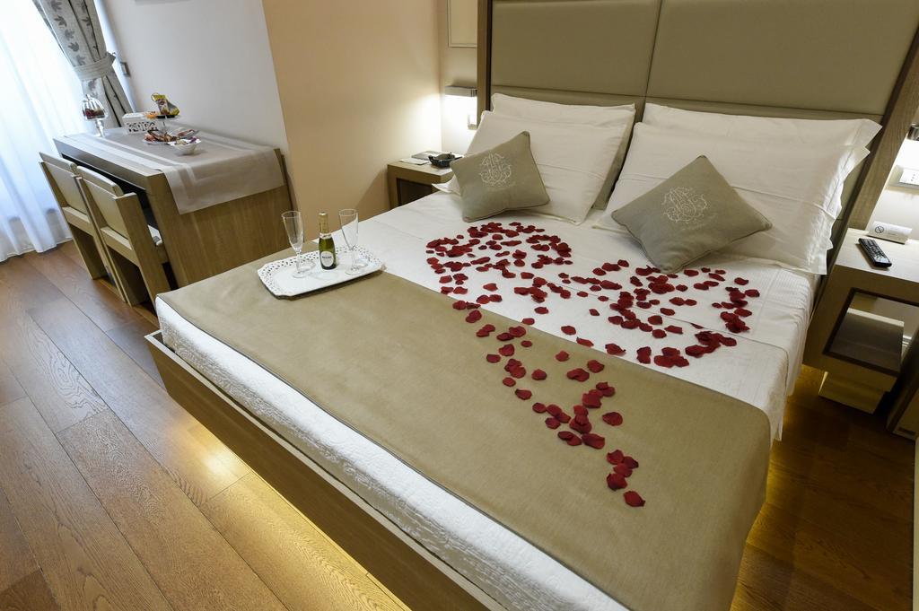 Domus Clara Hotel Rome Exterior photo