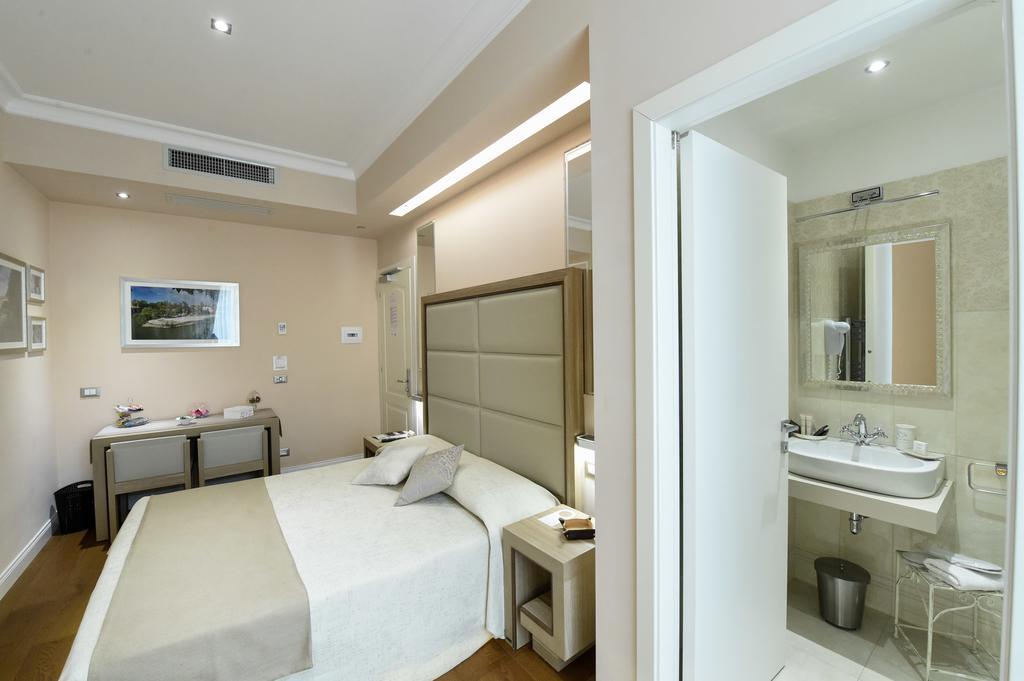 Domus Clara Hotel Rome Exterior photo